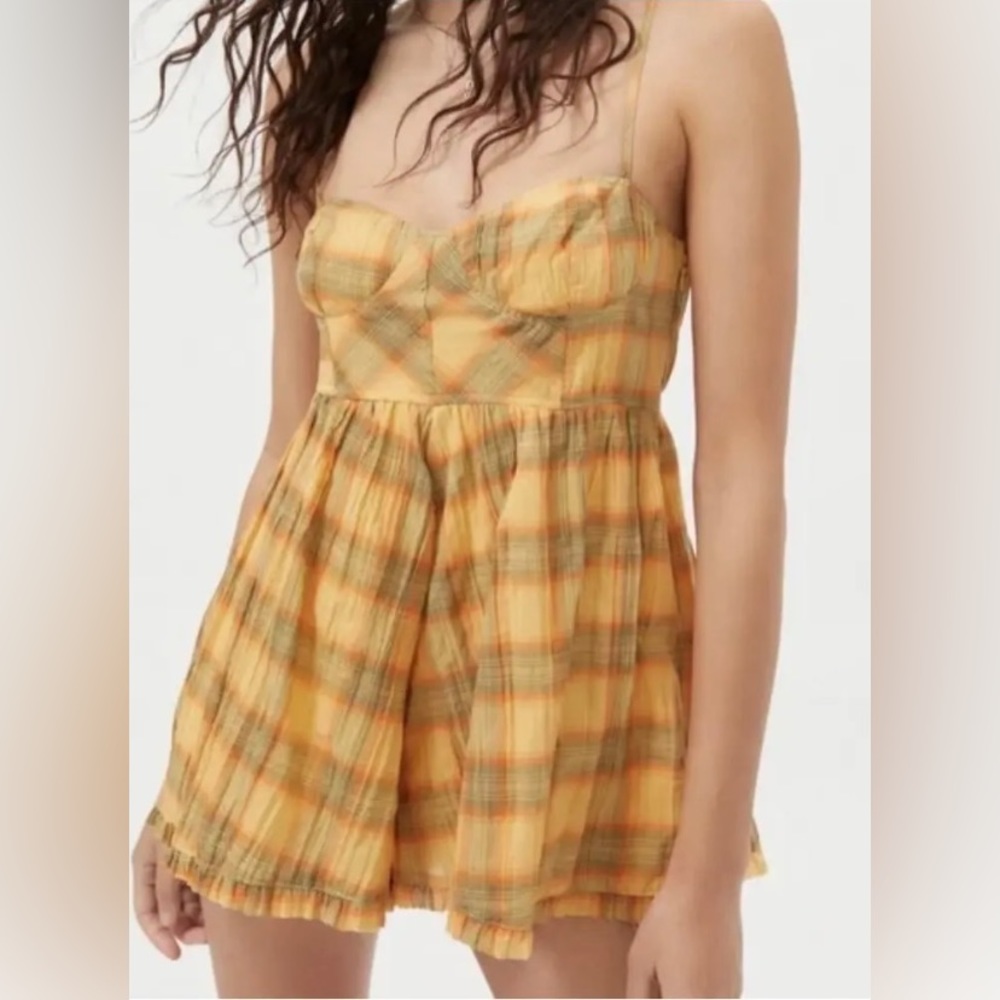 NWT URBAN OUTFITTERS LORELEI CRINKLE ROMPER SIZE LARGE IN YEL/JAUNE